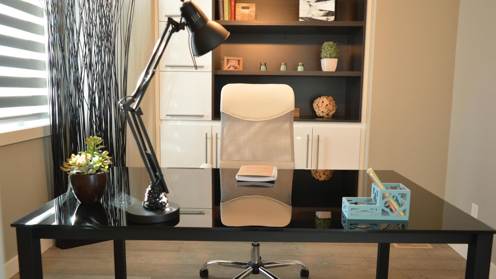 How to Design a Functional and Relaxing Home Office