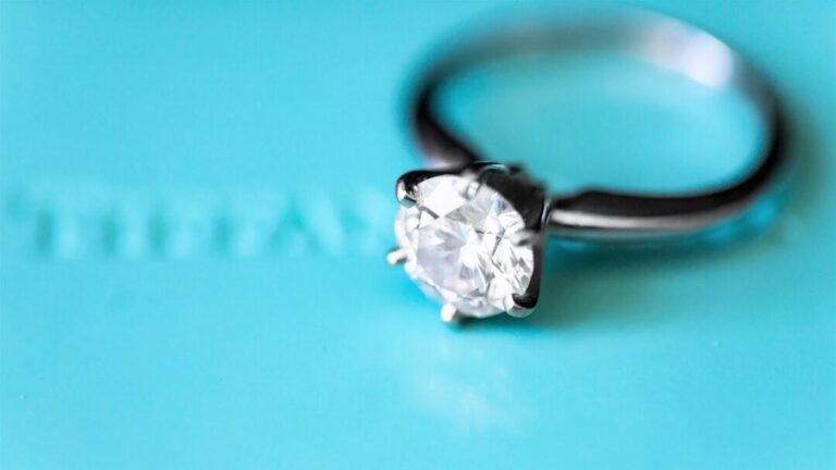 Choosing the Perfect Oval-Cut Diamond: What Couples Need to Know