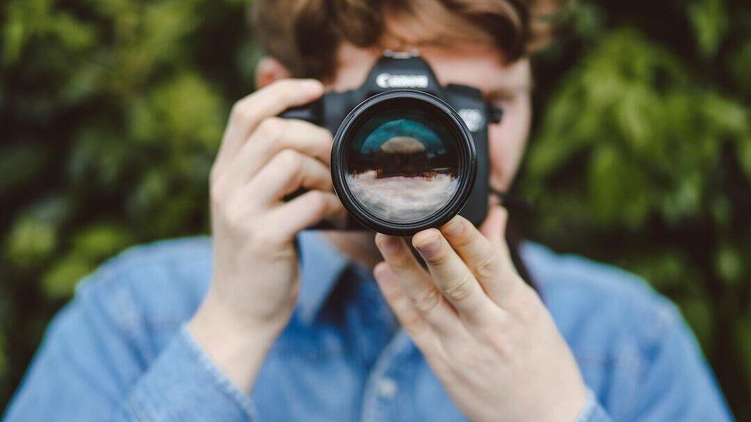 Improve Your Shots by Eliminating Distracting Scenes Behind Subjects